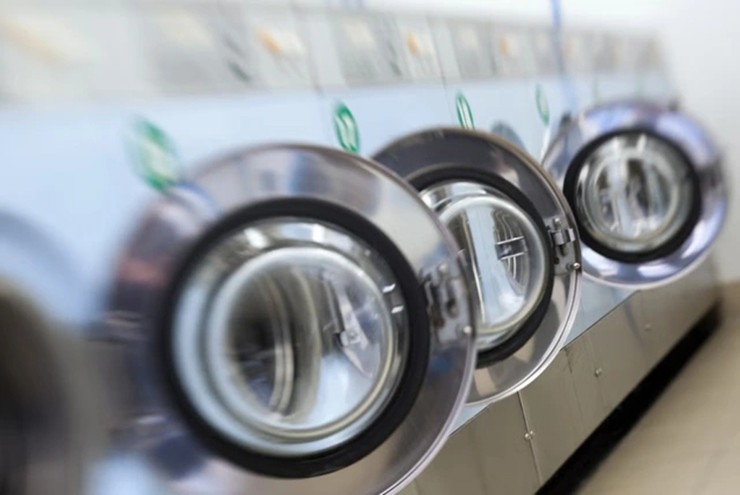 Máy giặt cửa trước được cho là tiết kiệm điện và nước hơn loại cửa trên.