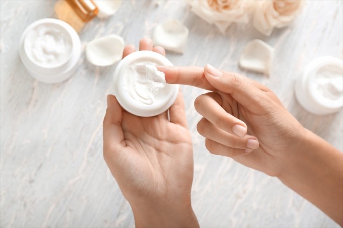 Vào mùa nắng nóng, nên sử dụng kem dưỡng ẩm có kết cấu mỏng nhẹ, dễ thẩm thấu vào da.
