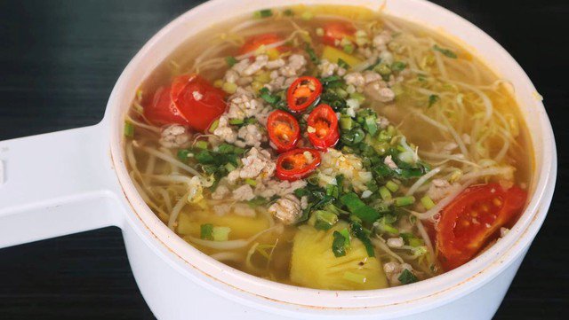 Ngoài canh chua nấu cá thì canh chua thịt băm cũng là một gợi ý món ngon ngày hè miền Bắc mà bạn không nên bỏ qua.