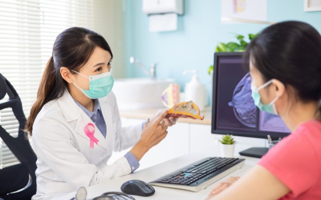 Phụ nữ có nguy cơ cao nên chủ động khám sàng lọc ung thư vú theo hướng dẫn của bác sĩ.