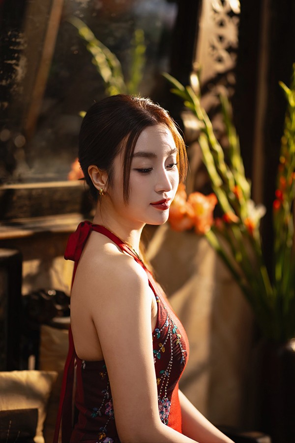 Hoa hậu Đỗ Mỹ Linh từ sau khi kết hôn, cô ngày càng sống kín tiếng và tập trung cho công việc ở nhà chồng và chăm sóc con gái.