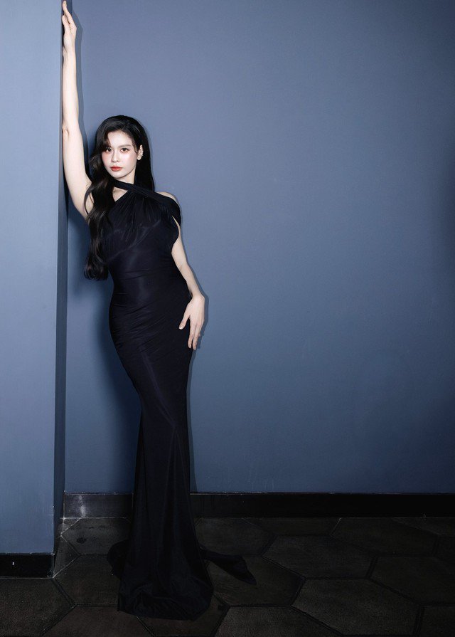 Ngay sau khi đăng tải, loạt ảnh nhanh chóng nhận về “cơn mưa” lời khen từ cư dân mạng. Nhiều khán giả bày tỏ sự bất ngờ trước vóc dáng của nữ ca sĩ. Không ít bình luận cho rằng Trương Quỳnh Anh đang ở giai đoạn “chín muồi” về nhan sắc, ngày càng mặn mà và cuốn hút.