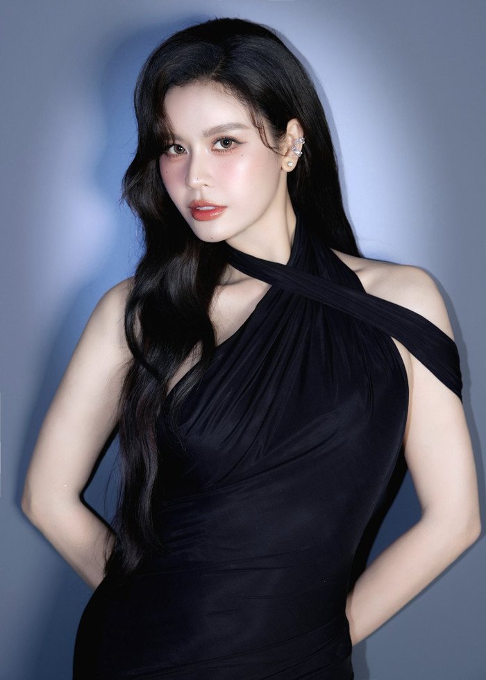 Ở góc chụp cận, Trương Quỳnh Anh ghi điểm với thần thái sắc sảo, ánh mắt cuốn hút cùng lớp trang điểm nhẹ nhàng nhưng tinh tế. Mái tóc dài uốn nhẹ giúp tôn lên vẻ mềm mại, nữ tính. Nhiều người không ngần ngại gọi cô là “mỹ nhân không tuổi”, nhan sắc ngày càng thăng hạng.