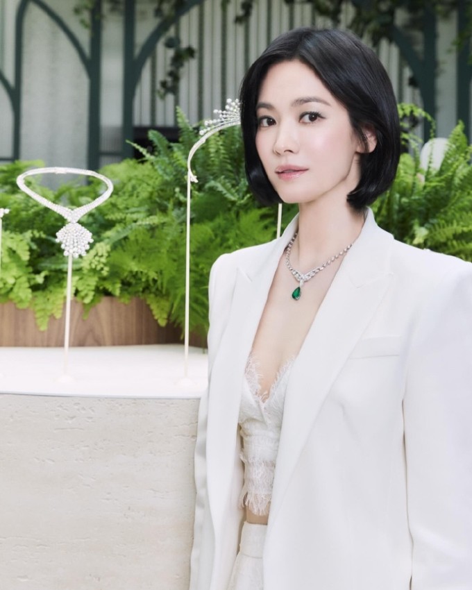 Song Hye Kyo 'sáng là nữ thần, chiều hóa quý cô thời thượng' tại show ở Pháp - 4