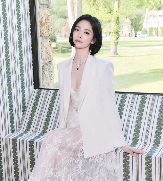 Song Hye Kyo 'sáng là nữ thần, chiều hóa quý cô thời thượng' tại show ở Pháp - 3