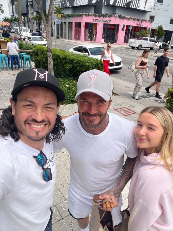 David Beckham và con gái được trông thấy mua đồ ăn mang về trong thời gian ở Miami.