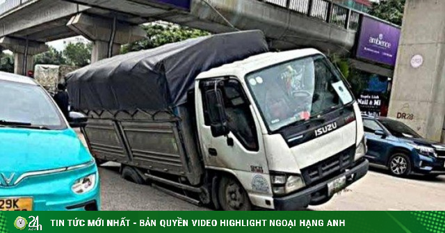 Ô tô tải lại bất ngờ 'lọt hố' giữa đường Nguyễn Trãi