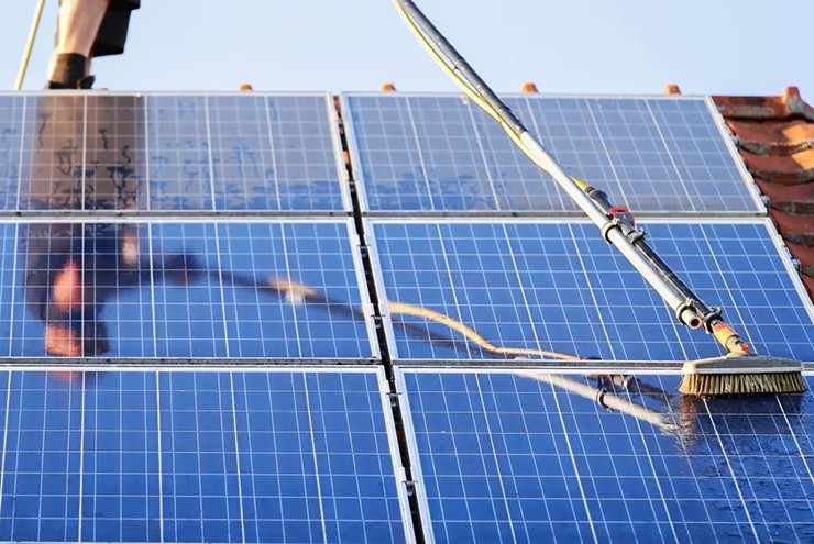 Đừng quên vệ sinh những tấm pin mặt trời.