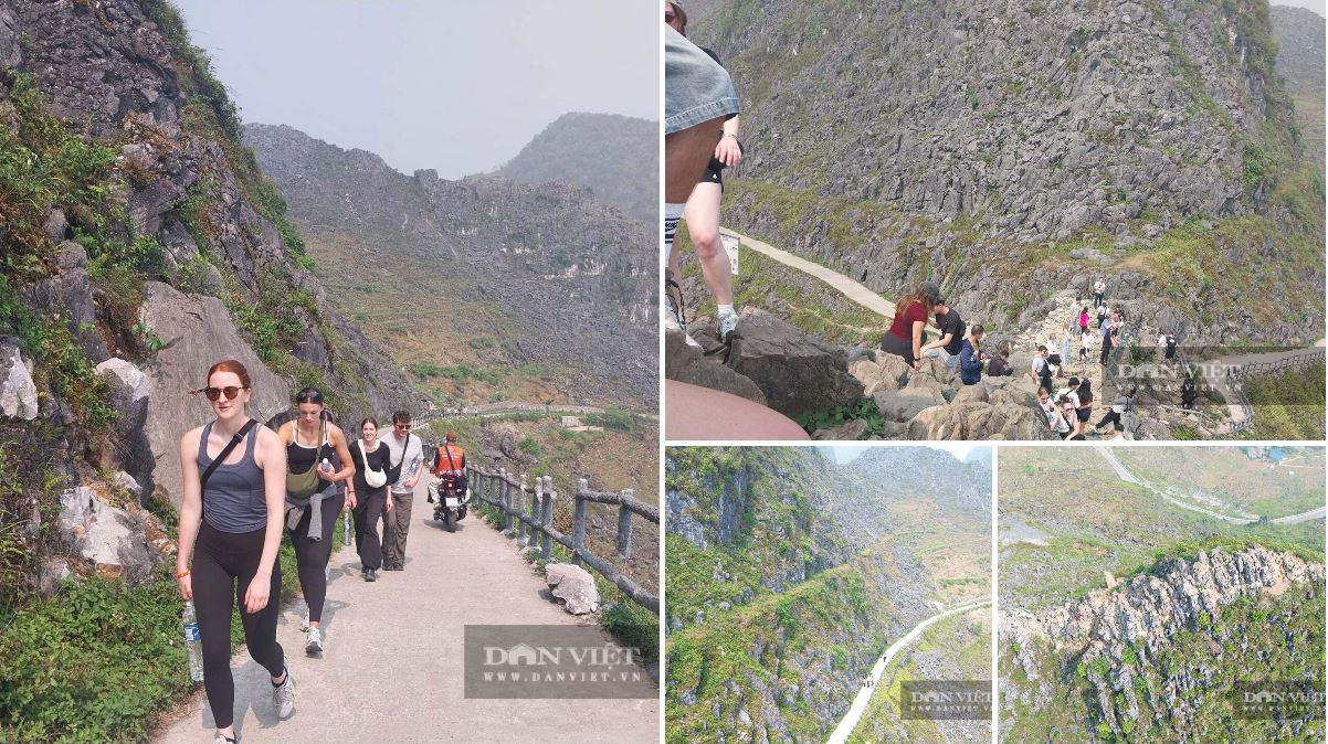 Để tới được mỏm đá tử thần du khách sẽ đi bộ hoặc đi xe ôm do người dân bản địa chở theo con đường bê tông nhỏ bên sườn núi đá.