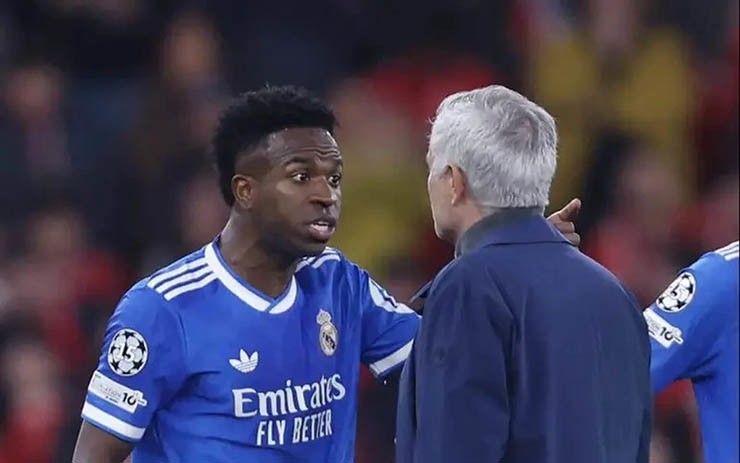 Vinicius tranh cãi với HLV Mourinho