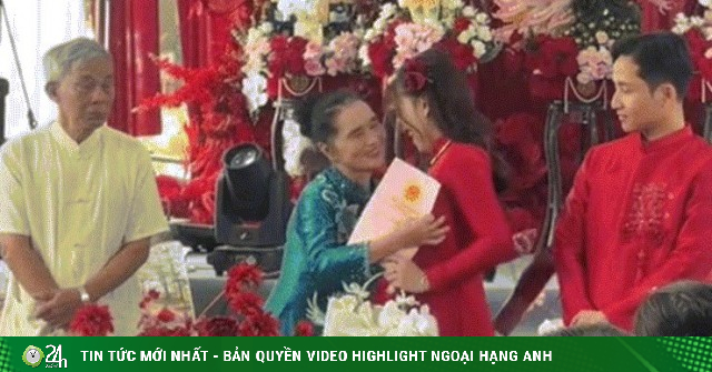 Cô dâu mồ côi bật khóc trong đám cưới khi nhận vàng, sổ đỏ từ ông bà nội