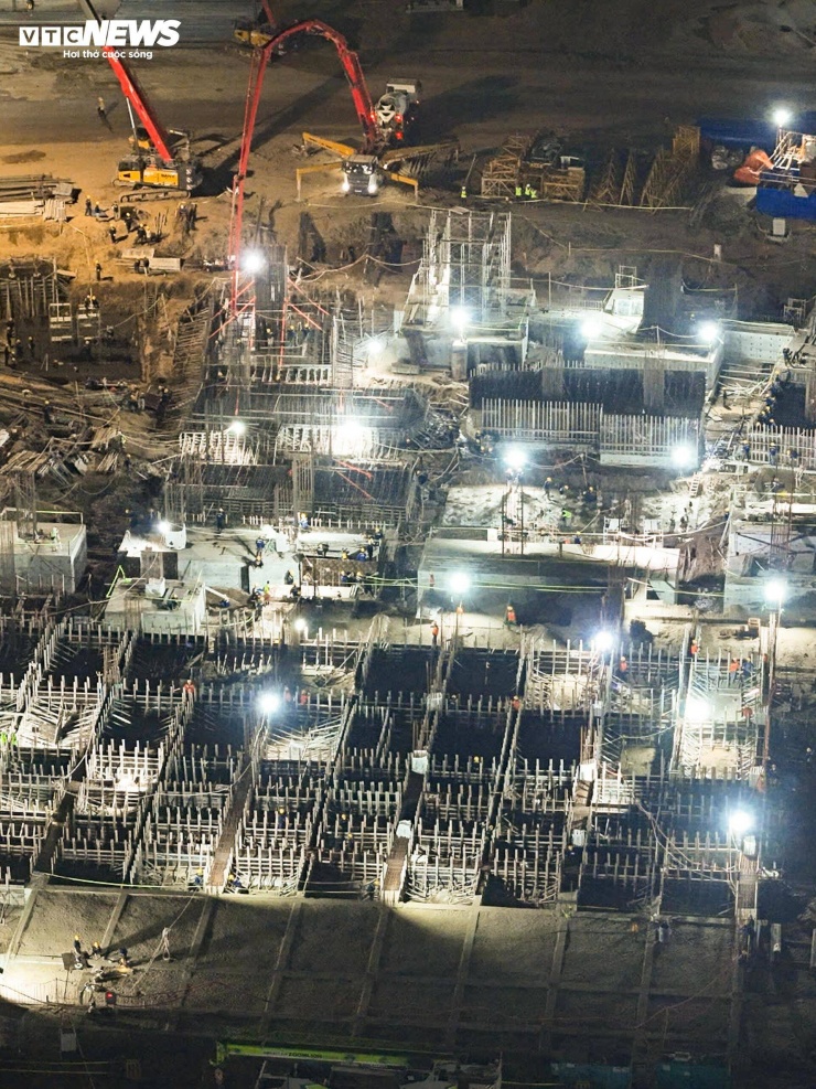Đại công trường rực sáng xuyên đêm, tăng tốc xây sân vận động lớn nhất thế giới - 11