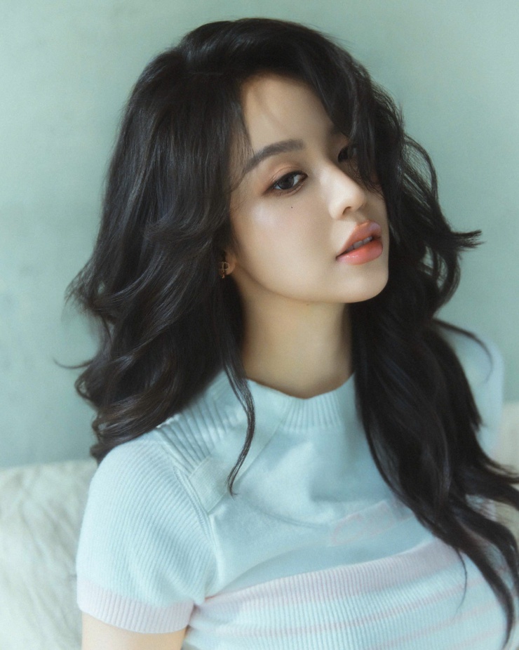 Trong loạt ảnh, Thanh Thủy xuất hiện với mái tóc xoăn nhẹ cùng lớp trang điểm tự nhiên giúp cô ghi điểm với vẻ đẹp trong trẻo, đúng chuẩn "nàng thơ".