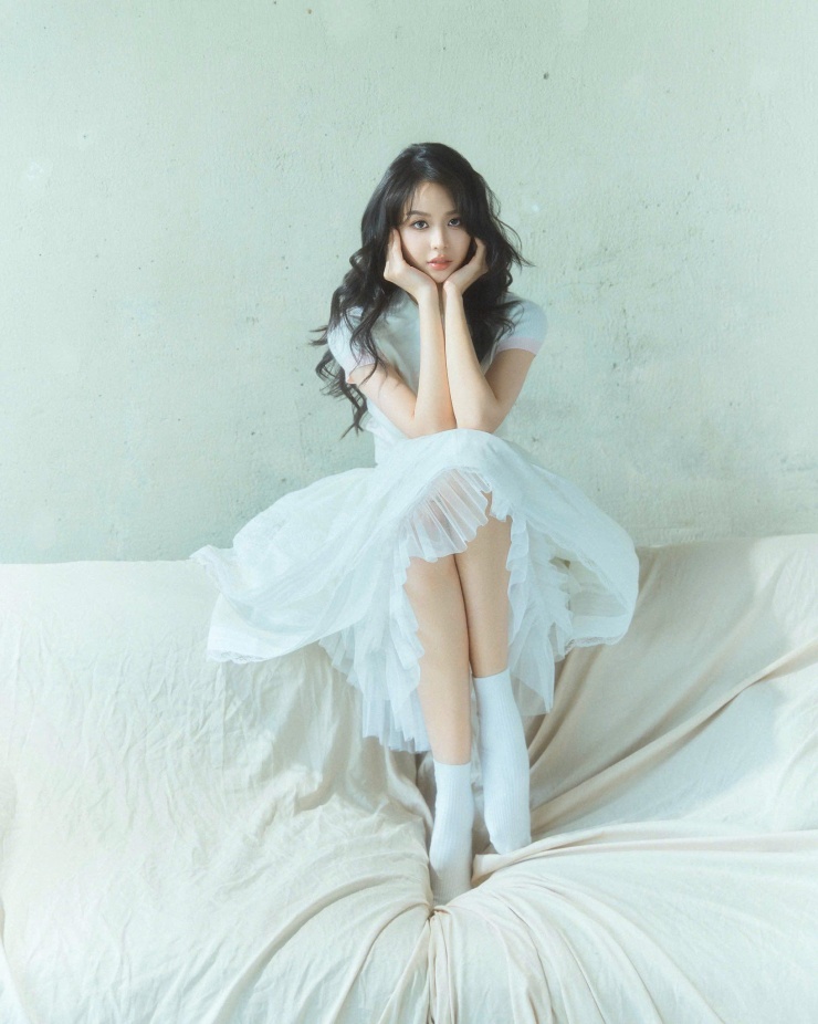 Trước ống kính, người đẹp thoải mái tạo dáng, khi dịu dàng, lúc lại tinh nghịch, thể hiện sự tự tin và thần thái ngày càng cuốn hút.