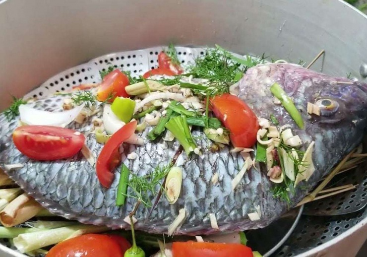 Không chỉ phổ biến, cá rô phi còn mang lại giá trị dinh dưỡng đáng kể. Thịt cá chứa nhiều protein, ít chất béo, đồng thời cung cấp các khoáng chất cần thiết như canxi, phốt pho và vitamin nhóm B. Nhờ đó, loại cá này phù hợp với nhiều đối tượng, từ trẻ nhỏ đến người lớn tuổi.