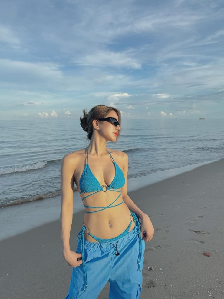 Loạt bikini 'bốc lửa' của Diệp Lâm Anh - 9