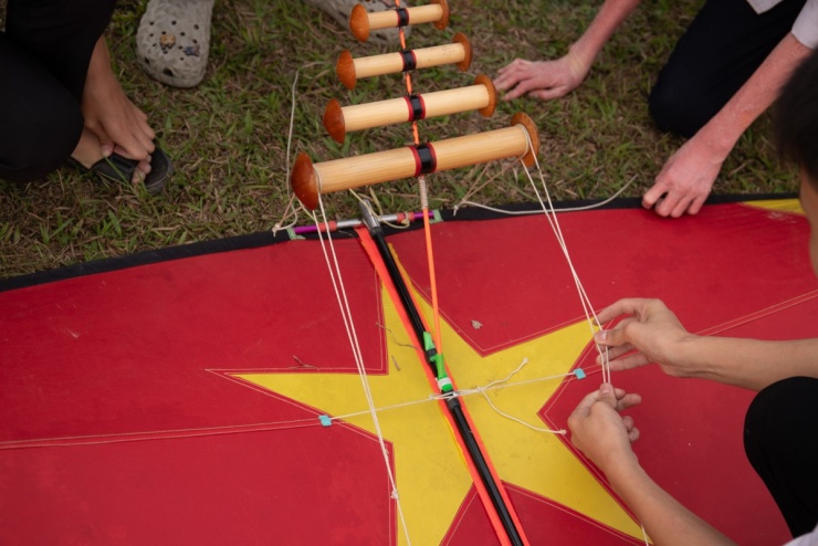 Hàng trăm người thả diều ở vùng ven Hà Nội - 3