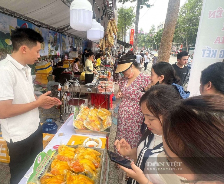 Du khách ùn ùn đổ về, loạt món “hot hit” cháy hàng ngay lúc này - 5