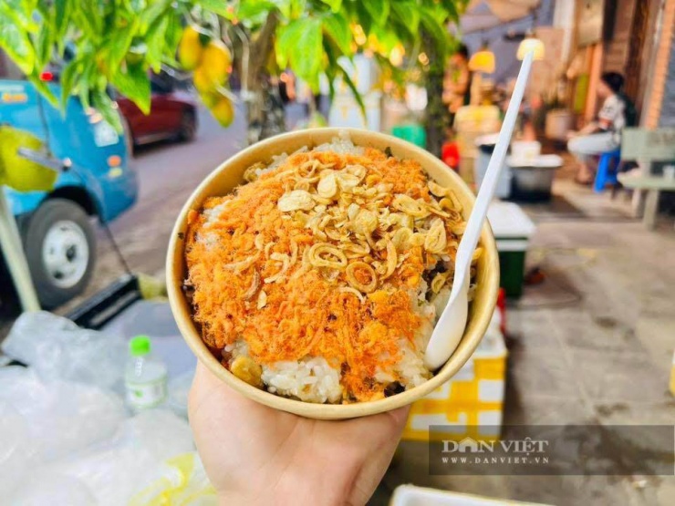 "Xôi chim trứng muối chà bông gà Hong Kong" giá 90,000 đồng/xuất đang là món ngon "nhức nách" được du khách tìm đến thưởng thực tại phố ẩm thực. Ảnh: Hoan Nguyễn