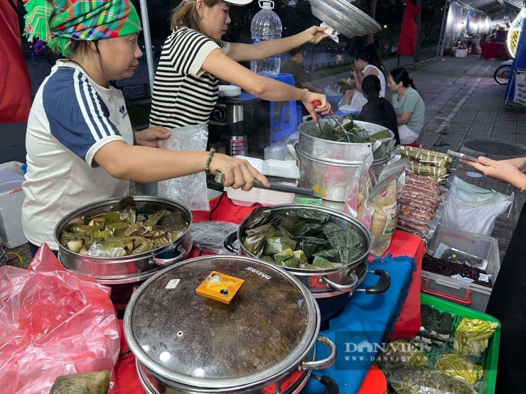 Du khách ùn ùn đổ về, loạt món “hot hit” cháy hàng ngay lúc này - 7