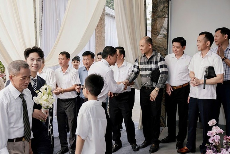 Nhà gái xếp hàng đón tiếp nhà trai trong đám cưới