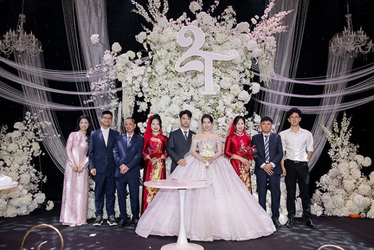 Lễ kỷ niệm ngày cưới của hai bên bố mẹ được tổ chức chung với lễ cưới của các con 