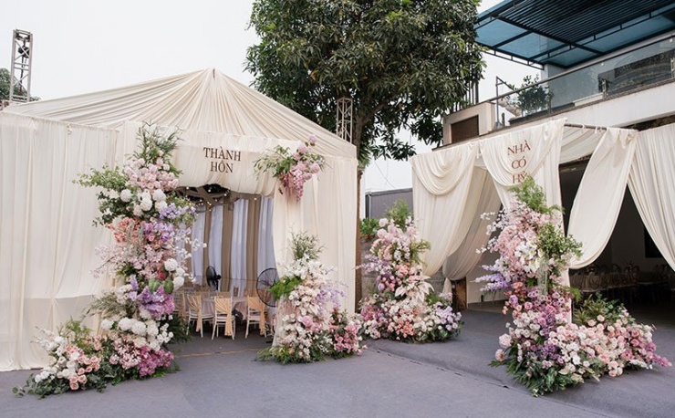 Rạp cưới nhà trai dựng cạnh cổng cưới nhà gái 