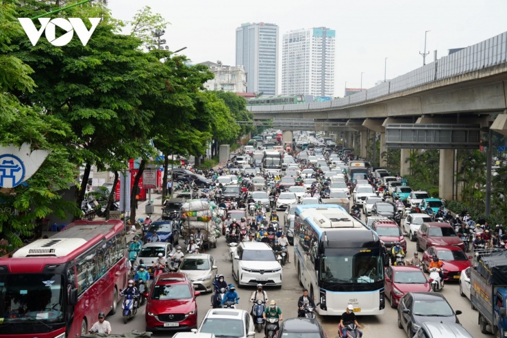 Người dân tranh thủ về quê sớm để tránh cao điểm, nhưng vẫn không tránh khỏi tình trạng đông đúc.