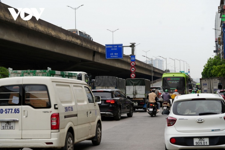 Tại khu vực Khuất Duy Tiến, lượng xe tăng đột biến từ đầu giờ chiều. Dòng phương tiện đổ về hướng lên Vành đai 3 để đi các tỉnh lân cận.