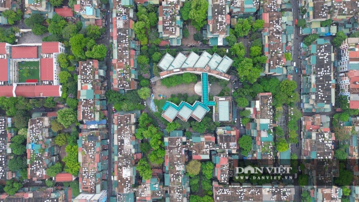 Nhìn từ trên cao, cảnh tượng khiến nhiều người không khỏi choáng ngợp và lo lắng là một "ma trận" bồn nước inox đan xen chằng chịt trên nóc các nóc nhà. 