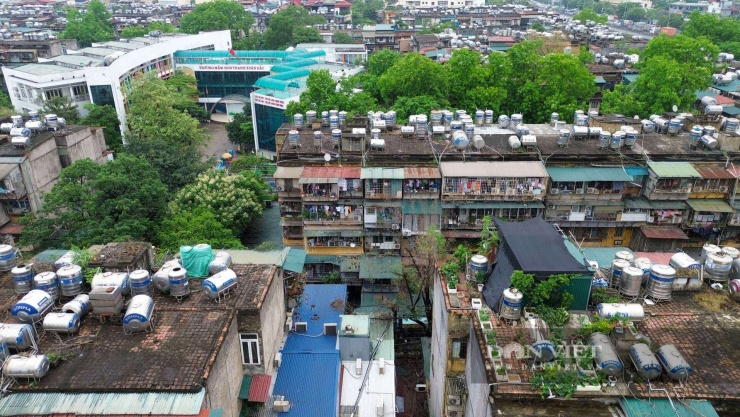 Mỗi chiếc bồn khi tích đầy nước có tải trọng từ nửa tấn đến hơn hai tấn. Việc hàng nghìn chiếc bồn cùng ngự trị trên mặt bằng mái chật hẹp tạo ra một áp lực khổng lồ lên kết cấu của những tòa nhà vốn đã già cỗi. Nhiều người dân ví von đây không khác gì những "quả bom nước" chực chờ nguy hiểm trong mùa mưa bão.