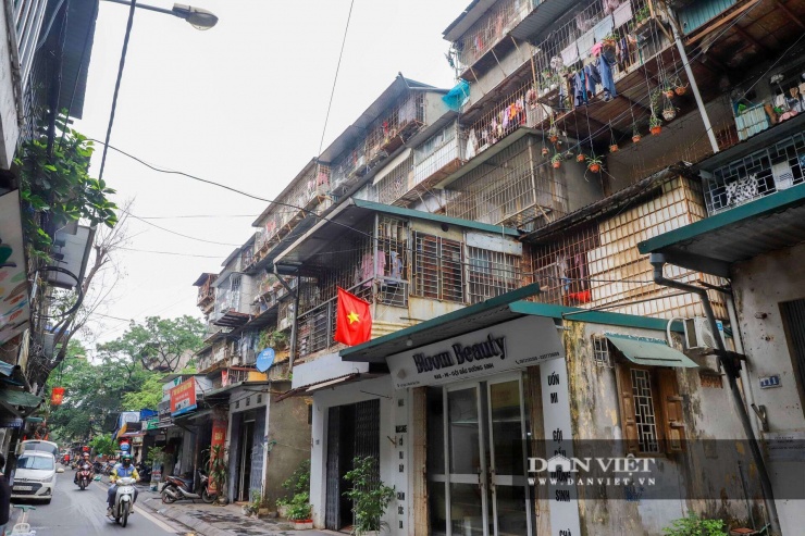 Tại các tầng cao, hệ thống “chuồng cọp” tự phát xuất hiện dày đặc, được cơi nới bằng khung sắt, bê tông, vươn ra ngoài 4-5 m so với diện tích ban đầu. Việc cơi nới này không chỉ làm biến dạng kiến trúc, ảnh hưởng mỹ quan đô thị mà còn tiềm ẩn nguy cơ mất an toàn kết cấu và phòng cháy, chữa cháy, nhất là trong các tình huống khẩn cấp.