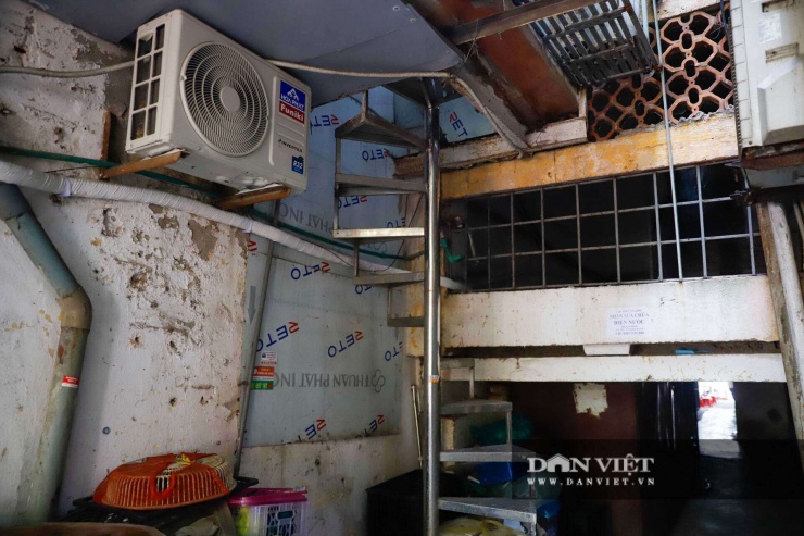 Do không có hầm để xe, nhiều hộ dân để phương tiện sát cầu thang, lối đi, thậm chí đưa xe lên tận phòng. Cầu thang tự chế đi lên các "chuồng cọp" cũng được người dân dựng lên.