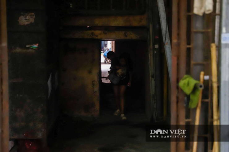 Để di chuyển tắt sang các tòa nhà khác, người dân phải còng lưng, cúi thấp người khi đi qua các gầm cầu thang.