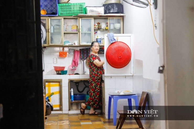 "Căn hộ của tôi rộng khoảng 30m2, hiện đang có 5 người ở. Trong thời gian 40 năm sinh sống, tôi đã phải 5 lần sửa nhà. Lần sửa mới nhất cách đây 2 tháng, và tôi đã phải chi hơn 30 triệu đồng để sửa. Mới đây lại nghe thông tin phá dỡ, xây dựng lại, tôi rất mừng, nhưng không biết đến bao giờ mới được triển khai".