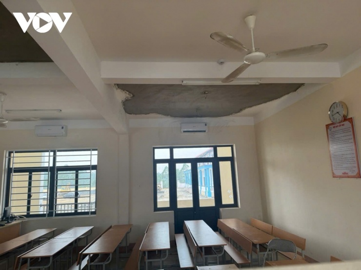 Vết vữa đen mới được đơn vị thi công, vá víu lại khắp các phòng học.