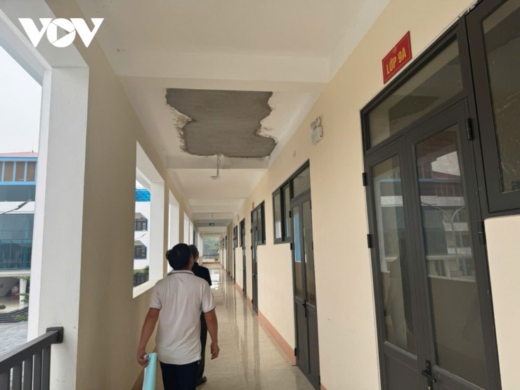 Trường mới 65 tỷ ở Phú Thọ chưa bàn giao đã rơi vữa trần, học sinh phải nhập viện - 8