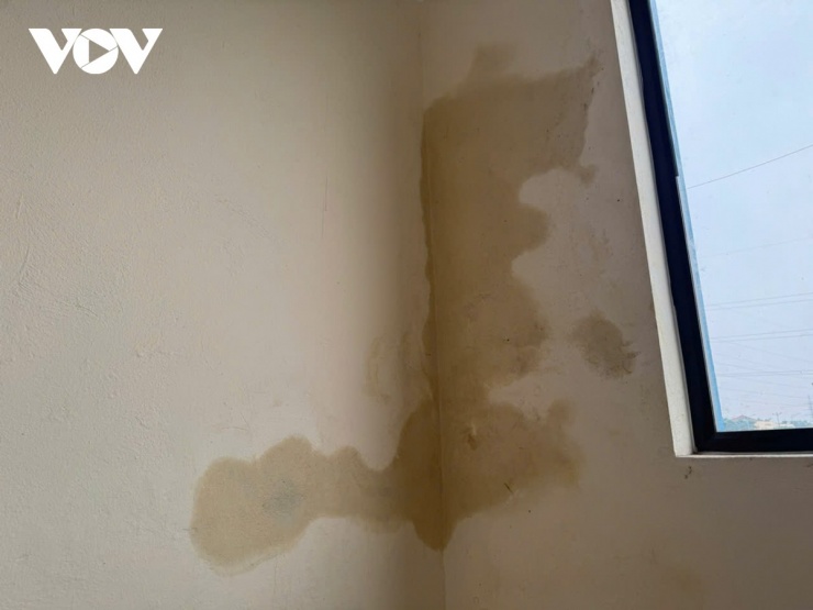 Vết ngấm nước ở khu nhà hiệu bộ.