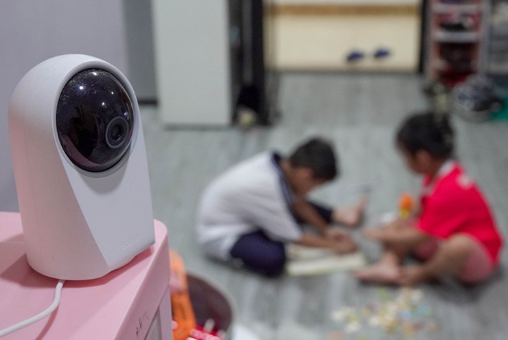 Camera an ninh đóng vai trò quan trọng trong việc giám sát ngôi nhà khi gia chủ đi vắng.