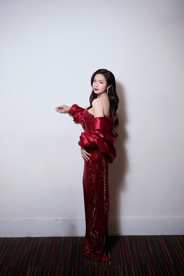 Bên cạnh những đánh giá tích cực dành cho tác phẩm mới, hình ảnh của hai nhà sản xuất tại sự kiện cũng trở thành tâm điểm bàn luận.