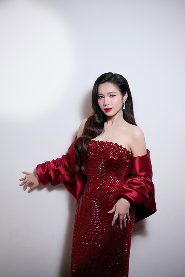 Làn da mịn màng, thần thái tươi tắn và vóc dáng gọn gàng của cô được nhiều khách mời nhận xét là hiếm thấy ở một người phụ nữ mới trải qua giai đoạn sau sinh.