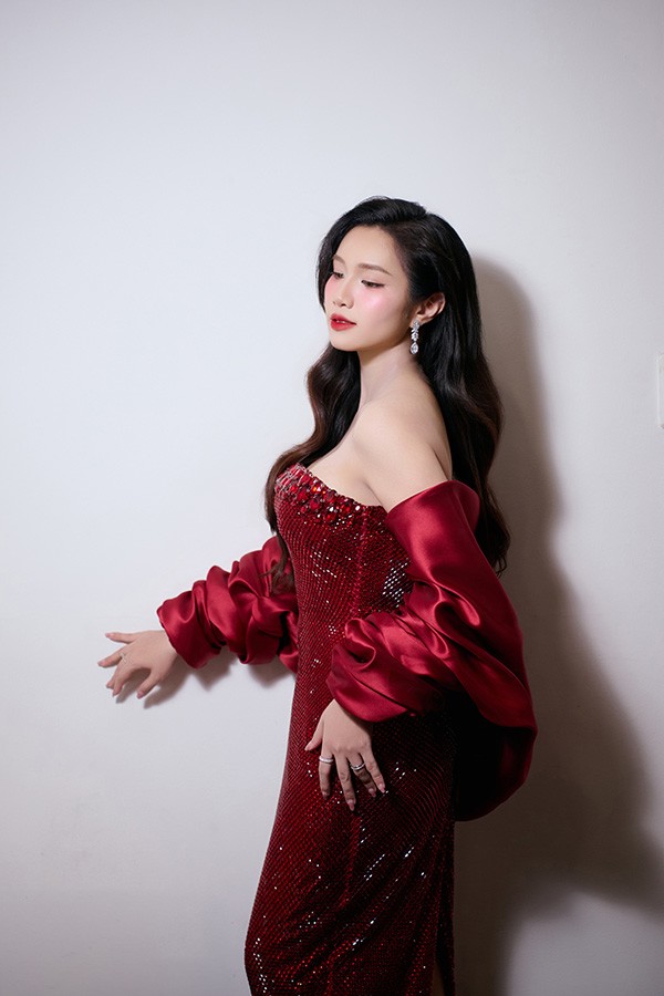 Xuất hiện tại buổi ra mắt khi vừa sinh em bé chưa đầy một tháng, nhà sản xuất Mai Bảo Ngọc gây bất ngờ với diện mạo rạng rỡ.