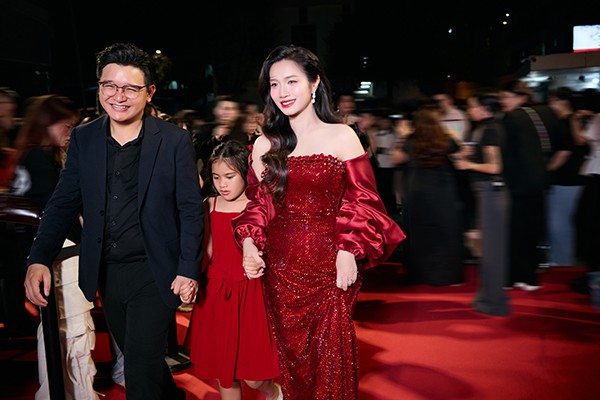 Đồng hành cùng vợ, nhà sản xuất Võ Thanh Hòa thể hiện sự chăm sóc chu đáo trong từng chi tiết nhỏ. Anh liên tục theo sát, hỗ trợ từ việc chỉnh trang trang phục cho đến cầm hoa và quà tặng giúp vợ trong suốt sự kiện. Hình ảnh này mang lại thiện cảm lớn đối với công chúng, khi cho thấy sự cân bằng giữa vai trò người làm nghề và trách nhiệm gia đình. Sự xuất hiện của cả hai không chỉ là dấu mốc cho một dự án mới mà còn phản ánh một giai đoạn chuyển mình trong cuộc sống cá nhân lẫn sự nghiệp.