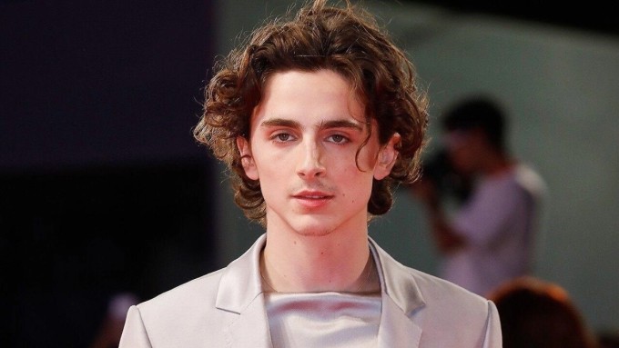Timothée Chalamet cuốn hút với vẻ lãng tử.