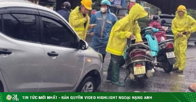 Thêm một xe ô tô bất ngờ sụt hố khi đang lưu thông trên đường ở Hà Nội