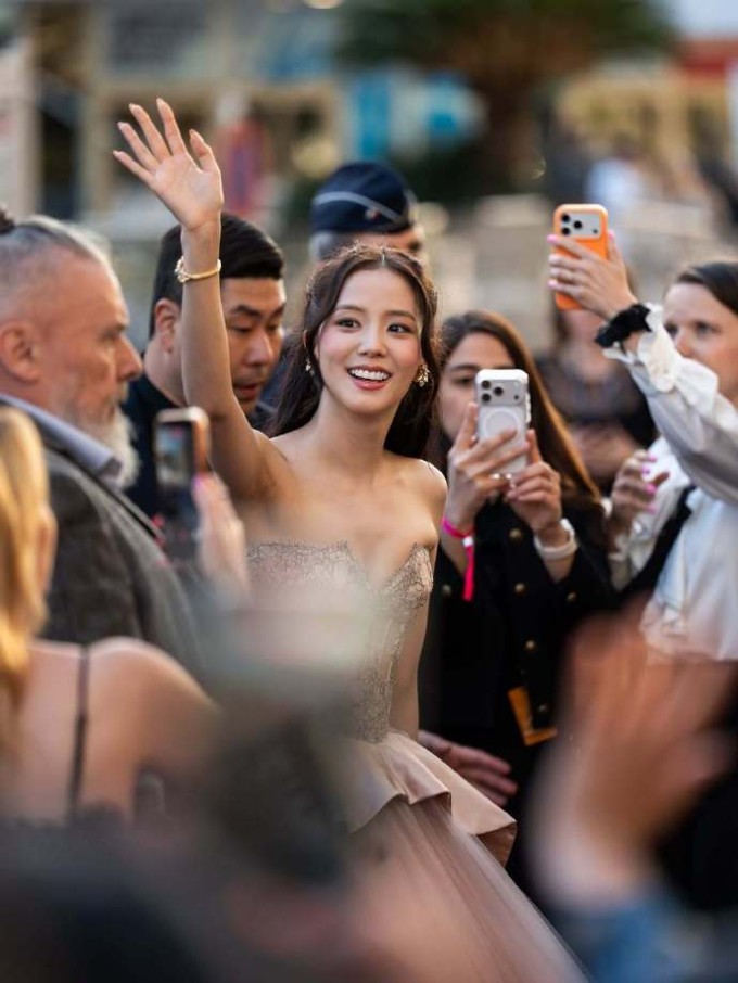 Jisoo (Blackpink) như nàng công chúa trên thảm hồng Cannes - 3