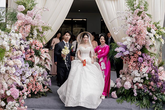 Chú rể đi bộ sang đón dâu 