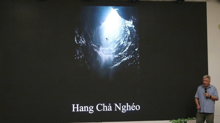 Ông Howard Limbert chia sẻ thông tin sau khi khảo sát hang Chả Nghéo.