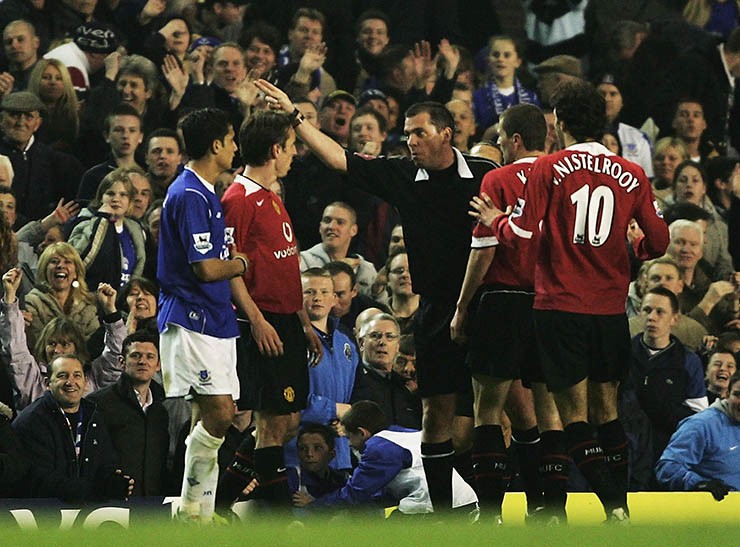 Huyền thoại Neville từng có pha va chạm nảy lửa với fan của Everton 21 năm trước