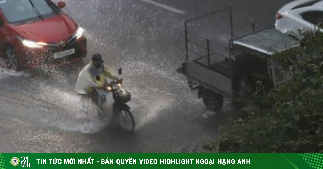 Liên tiếp cảnh báo mưa ở Hà Nội, dông lốc ở Hạ Long